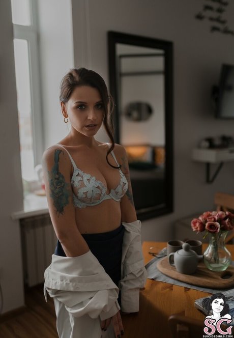 小柄なブロンドの熟女OnlyFans アートxxx 写真