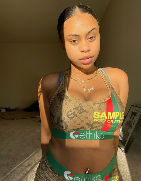 kaylalebombbb top profile image