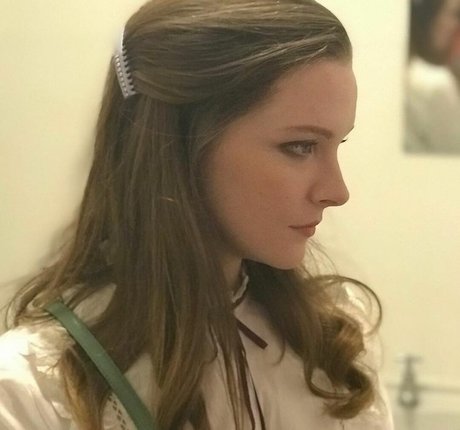 Morfydd Clark 裸モデル 写真