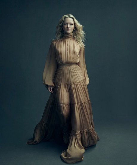 Morfydd Clark ホットなモデル 画像