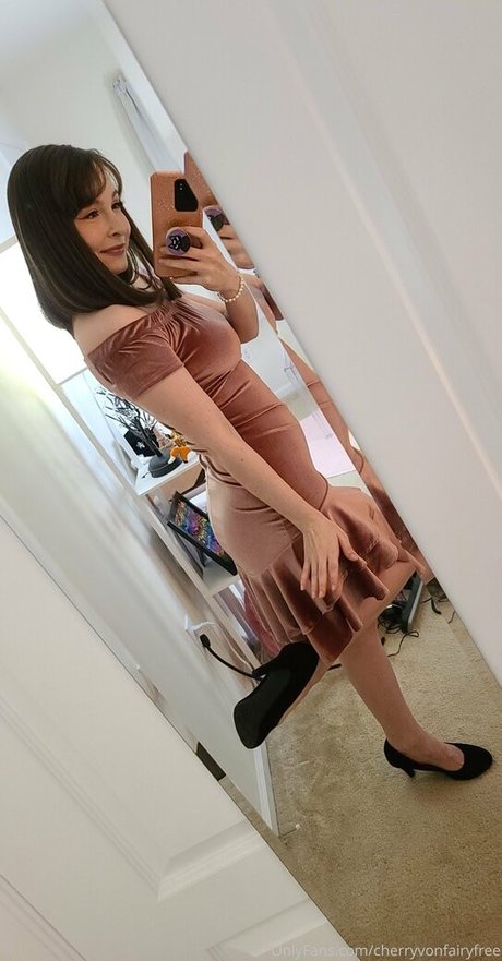 小柄なBBC OnlyFans セクシー裸 画像