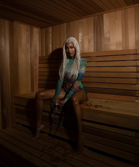 Ange Jose ポルノモデル 画像