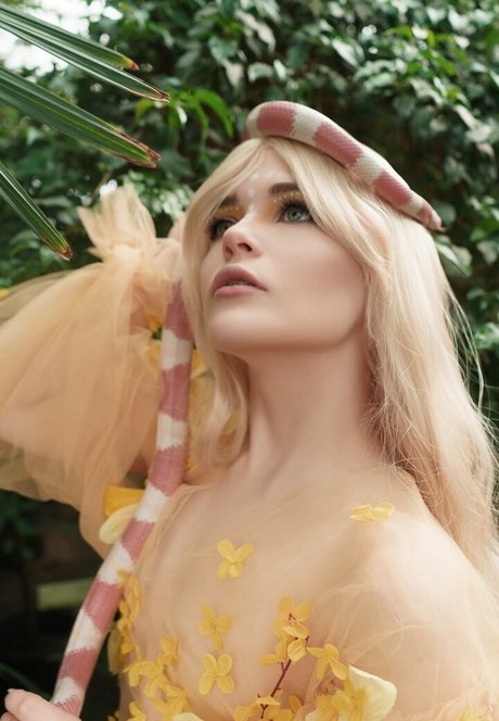 ブロンドヨガOnlyFans ヌード 画像