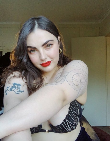 黒髪の熟女OnlyFans エロチック 写真