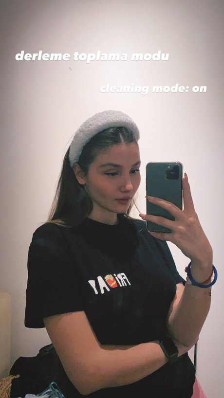 Ilayda Akdogan ポルノスター アート ギャラリー