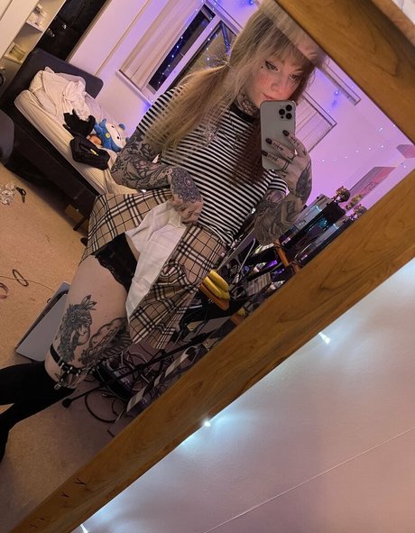 emilypiexo 可愛いモデル 写真