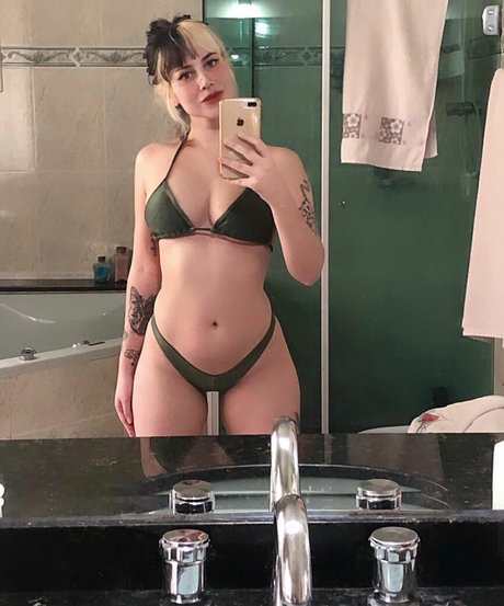 Isabella pizi 裸のスター 写真