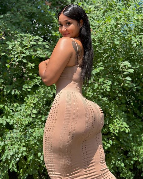 公共の場での猫のOnlyFans アートヌード 画像