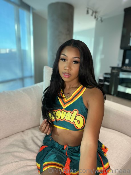 小柄なBBC OnlyFans エロチック 写真