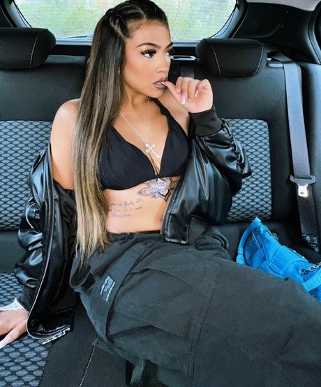 hatidza demirovic ポルノスター 裸 写真