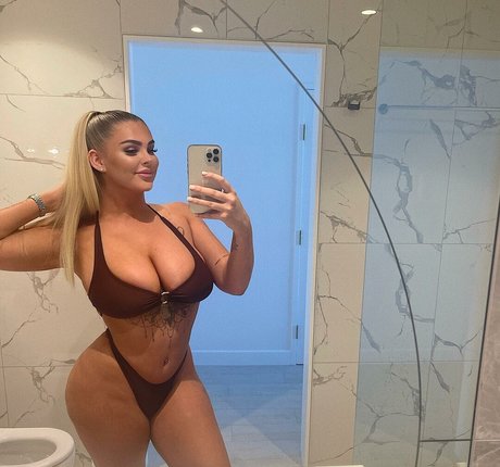 lilybultx 無料モデル 写真