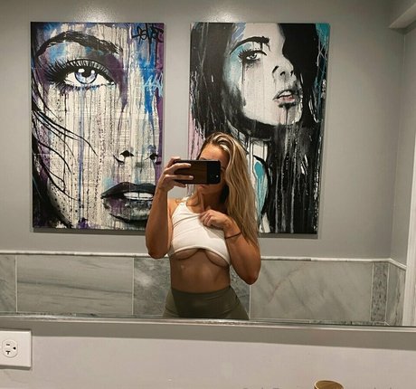 Sarah Hryniewicz エロティックモデル ギャラリー