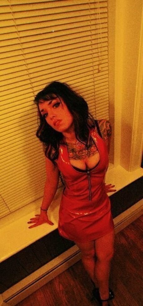 blownupdoll スター 裸 写真