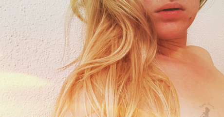 x y tothe zee ヌードスター 写真