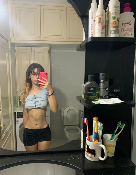 laylaa bby かわいいスター 写真