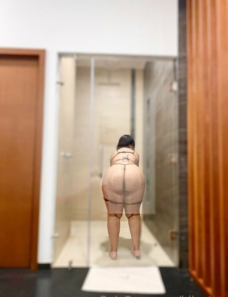 ブルネットの看護師OnlyFans セクシーヌード 写真