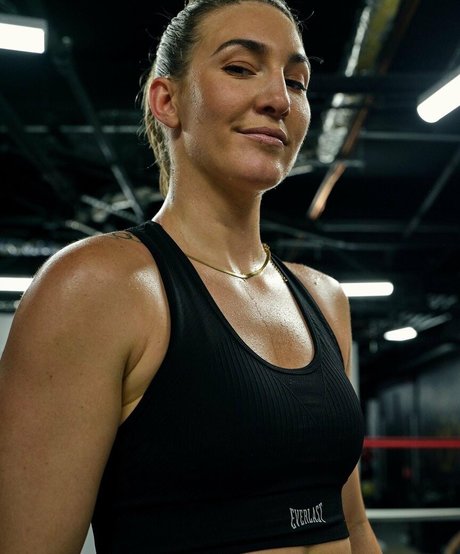 Mikaela Mayer ポルノモデル 写真