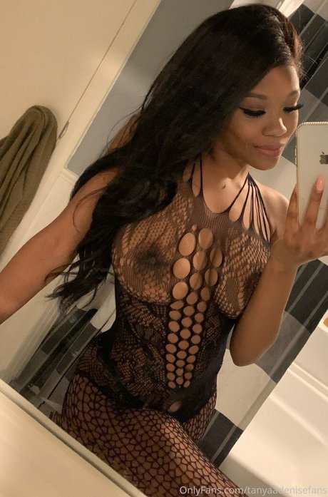 Tanyaadenisefans ポルノモデル 写真