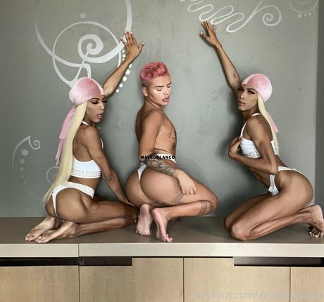 ボディビルダーカップルOnlyFans セクシー 写真