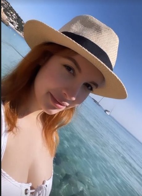 ランジェリーベイビーOnlyFans アートヌード 写真