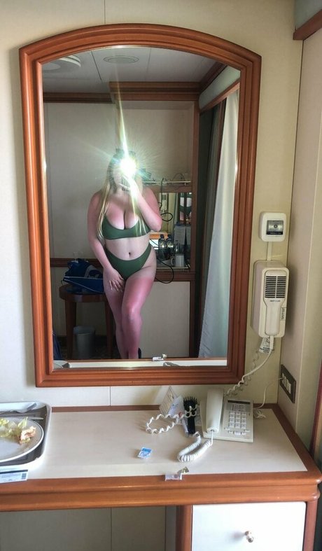 Alexandra Spencer ホットスター 写真