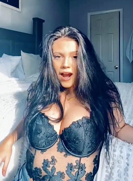 ランジェリーベイビーOnlyFans セクシーヌード 写真