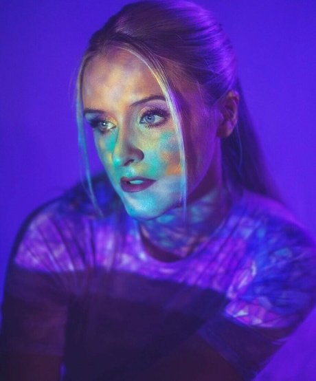 EdyBot ポルノスター ホット ギャラリー