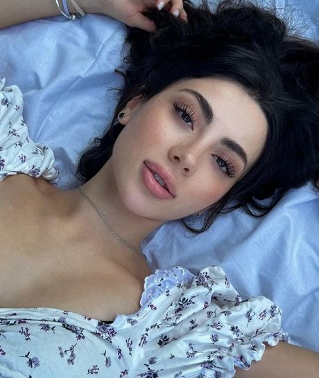 Sevinch Salmanova 高品質モデル 画像