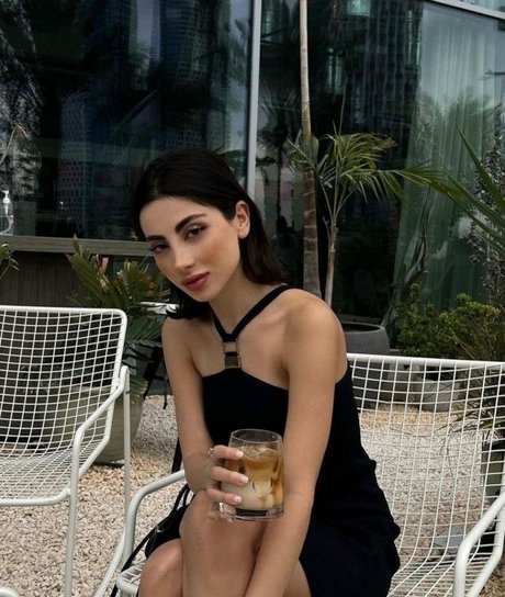 Sevinch Salmanova ポルノモデル 画像