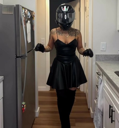 黒髪の熟女OnlyFans ヌード 写真