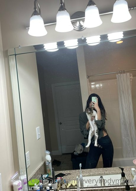 everybodymeow ヌード女優 ギャラリー