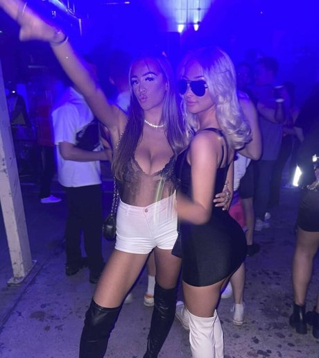 Camille Kathleen Bennetton 裸のスター ギャラリー