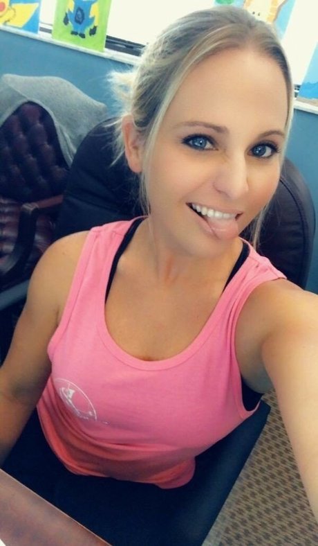 Office Sluts 独占女優 写真