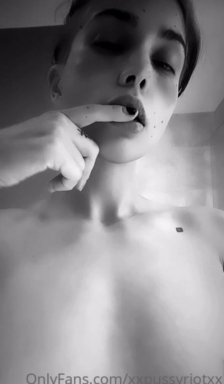 Nadya Tolokonnikova セクシーなポルノスター 画像