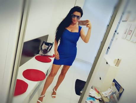 小柄なブロンドの熟女OnlyFans セクシー裸 画像