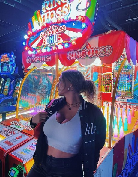 Whitney T アダルトモデル 画像