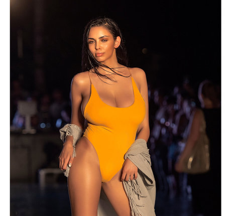 裸のトゥインクOnlyFans HD 画像