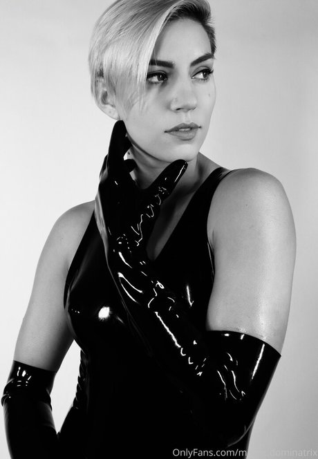 matrix dominatrix 裸のスター 写真