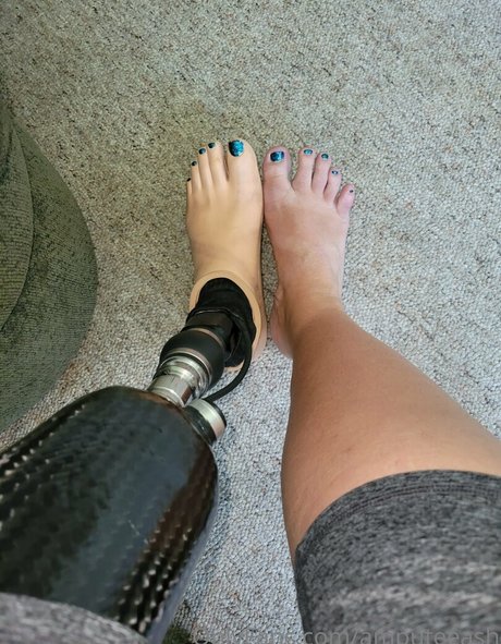 amputeeash エロティック女優 画像