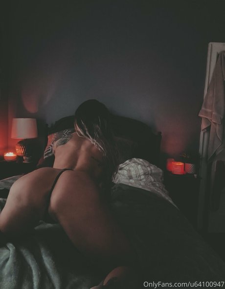 Megan Canell ポルノモデル 写真