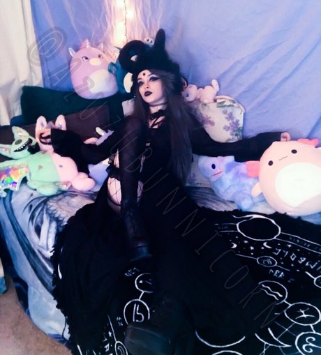 ランジェリーベイビーOnlyFans アートヌード 写真