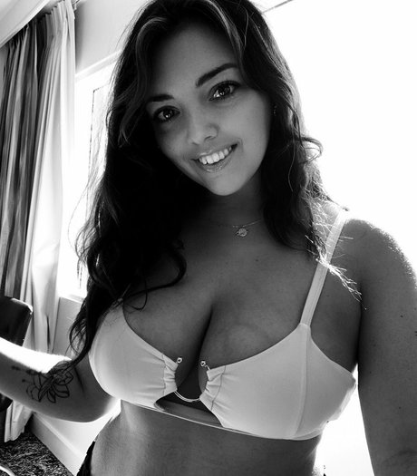 Vanessa Ray ホットなポルノスター 画像