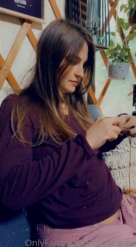 Holistic Nicole 裸のポルノスター 写真