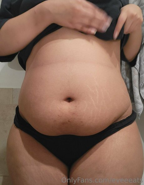 eveeeats 裸のモデル 画像