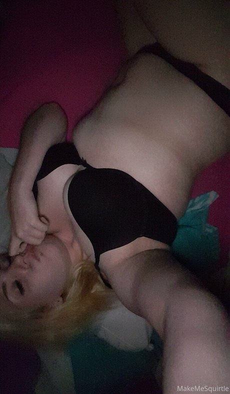 小柄なブロンドの熟女OnlyFans ホットセクシー 写真