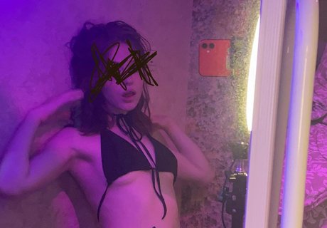 公共の場での猫のOnlyFans ポルノ 画像