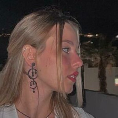 Elena Lagou 女優 画像