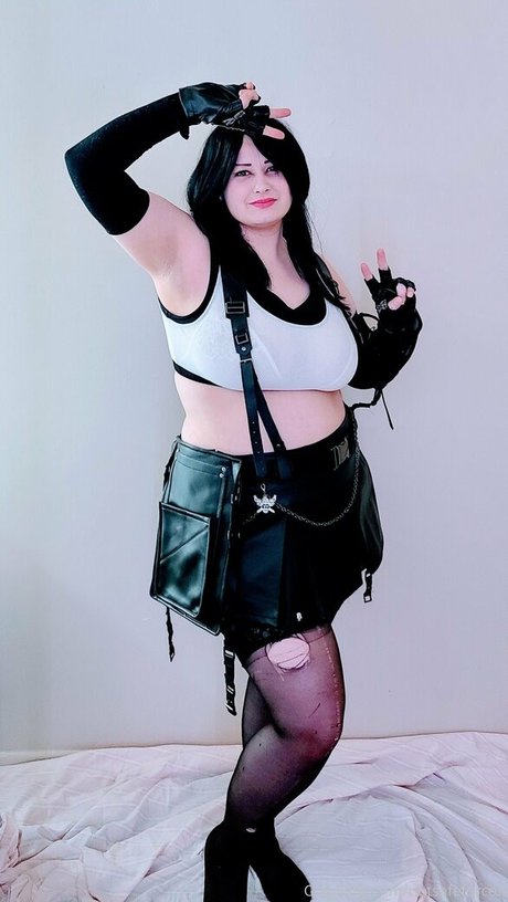 notsafeforcon エロティック女優 写真