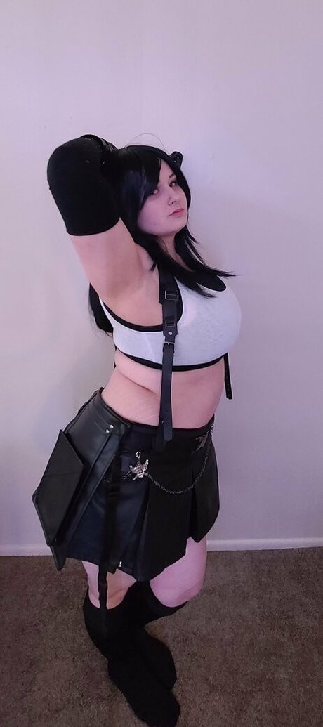 notsafeforcon アダルトモデル 画像