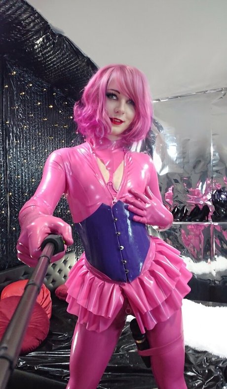 latexirime ホットモデル 写真